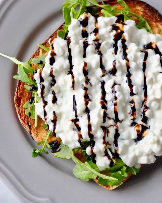 Pan tostado con queso cottage y vinagre balsámico de 161 Kcal