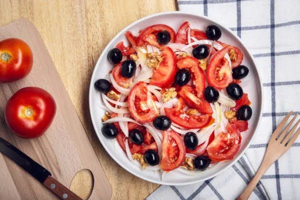 Ensalada mediterránea simple de 143 Kcal