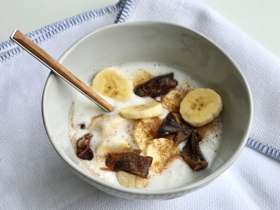 Yogurt con plátano y dátiles de 202 Kcal