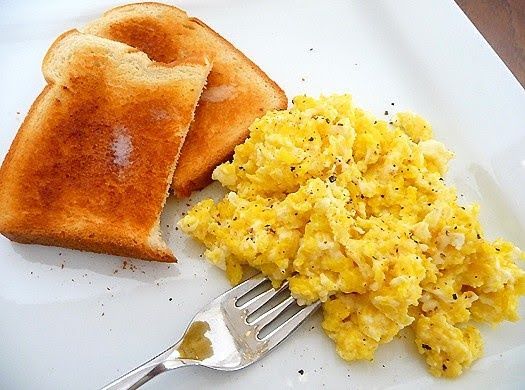 Huevo revuelto con pan de 177 Kcal