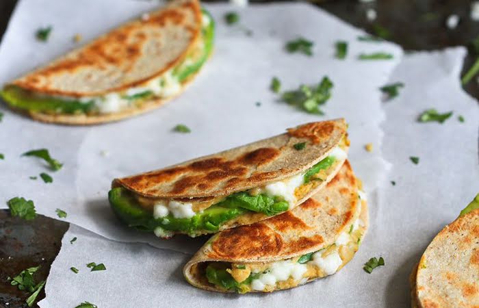 Quesadillas con huevo y aguacate