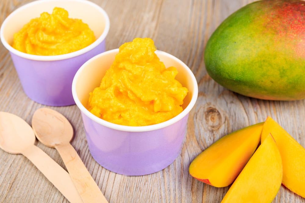 Helado de mango con granola de 229 Kcal