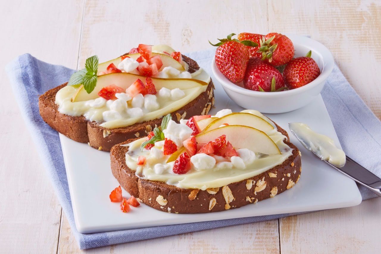 Pan con queso cottage y fruta de 307.1 Kcal