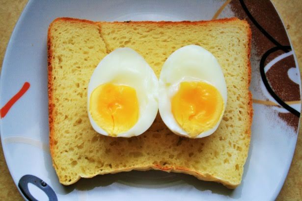Huevo cocido con pan de 153 Kcal