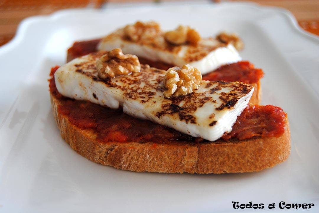 Toast de queso y pasta de tomate de 318 Kcal