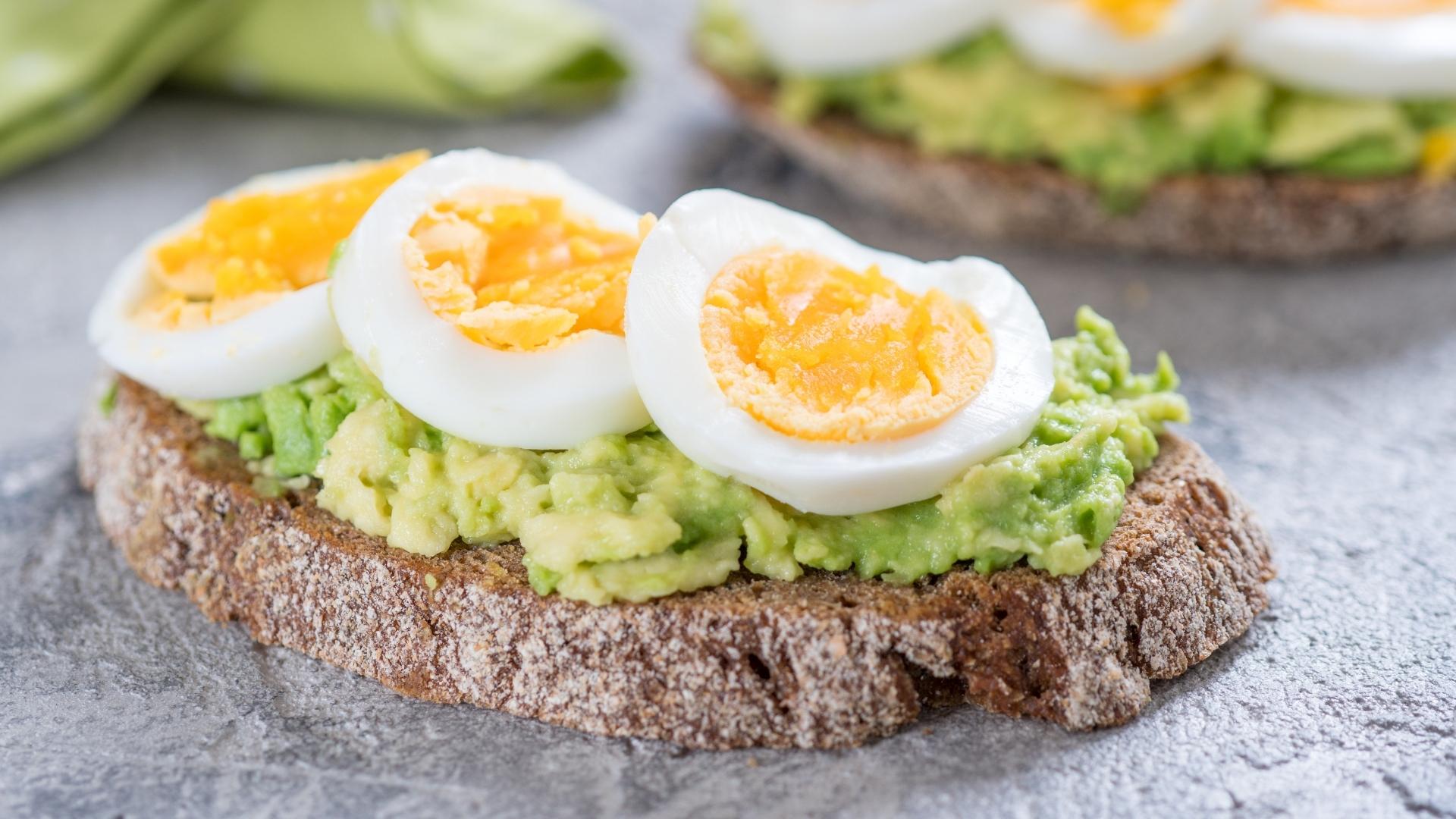 Tostadas de aguacate, queso y huevo