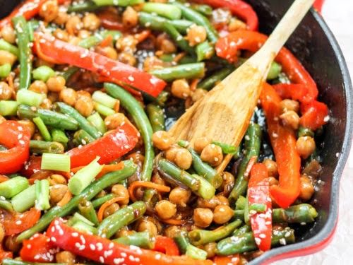 Ensalada de garbanzo y ajonjoli de 308 Kcal