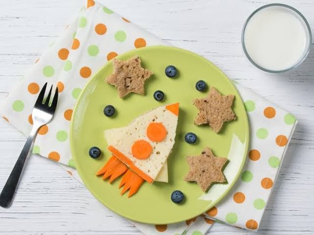 Huevo con pan tostado y zanahoria rallada de 264.2 Kcal