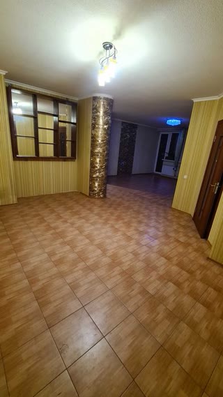 Продам трьохкомнатну квартиру