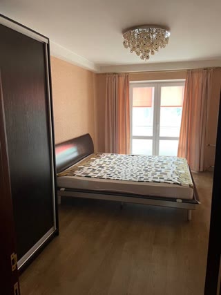 Продається  3 кім. квартира 57м2  біля метро Лівобережна