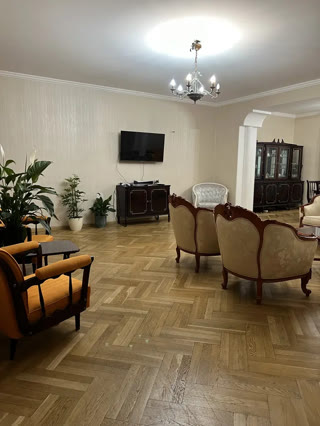 იყიდება 5 ოთახიანი ბინა ვაკეში