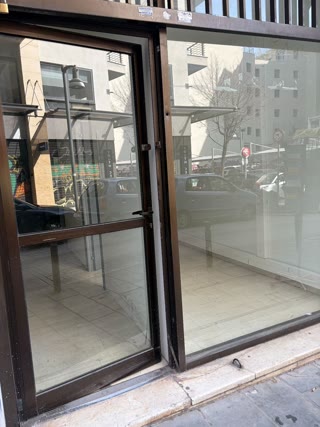 334 m² Store