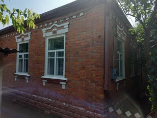 Продам кирпичний будинок з зручностями та спорудами в