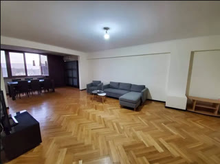 ქირავდება 5 ოთახიანი ბინა ვაკეში