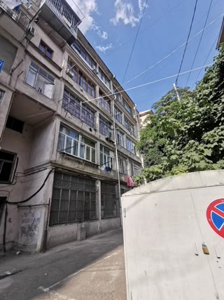 იყიდება   მანსარდი  ვაკეში