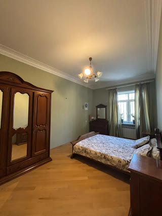 იყიდება 6 ოთახიანი ბინა საბურთალოზე