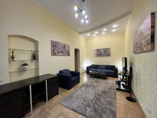 Продаж 3-кімнатної квартири в історичному Центрі Києва біля метро Театральна та Хрещатик поруч Бесарабський ринок та Софіївський собор