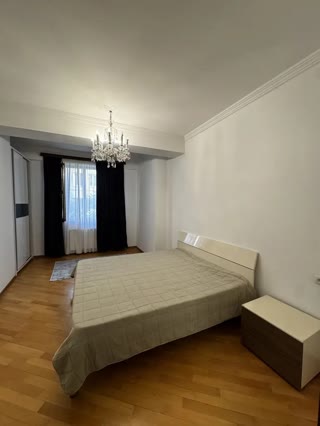 ქირავდება 3 ოთახიანი ბინა ვაკეში