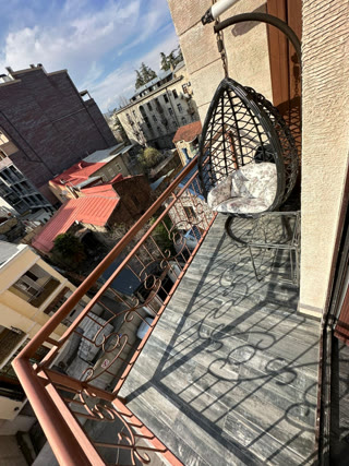 ქირავდება 3 ოთახიანი ბინა ვერაზე