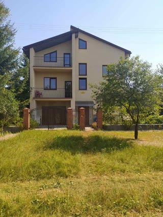 Пропонується до продажу просторий цегляний будинок у Львові на вул. Білогорська
