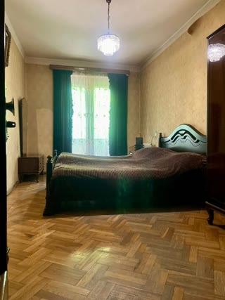 იყიდება 5 ოთახიანი ბინა ვერაზე