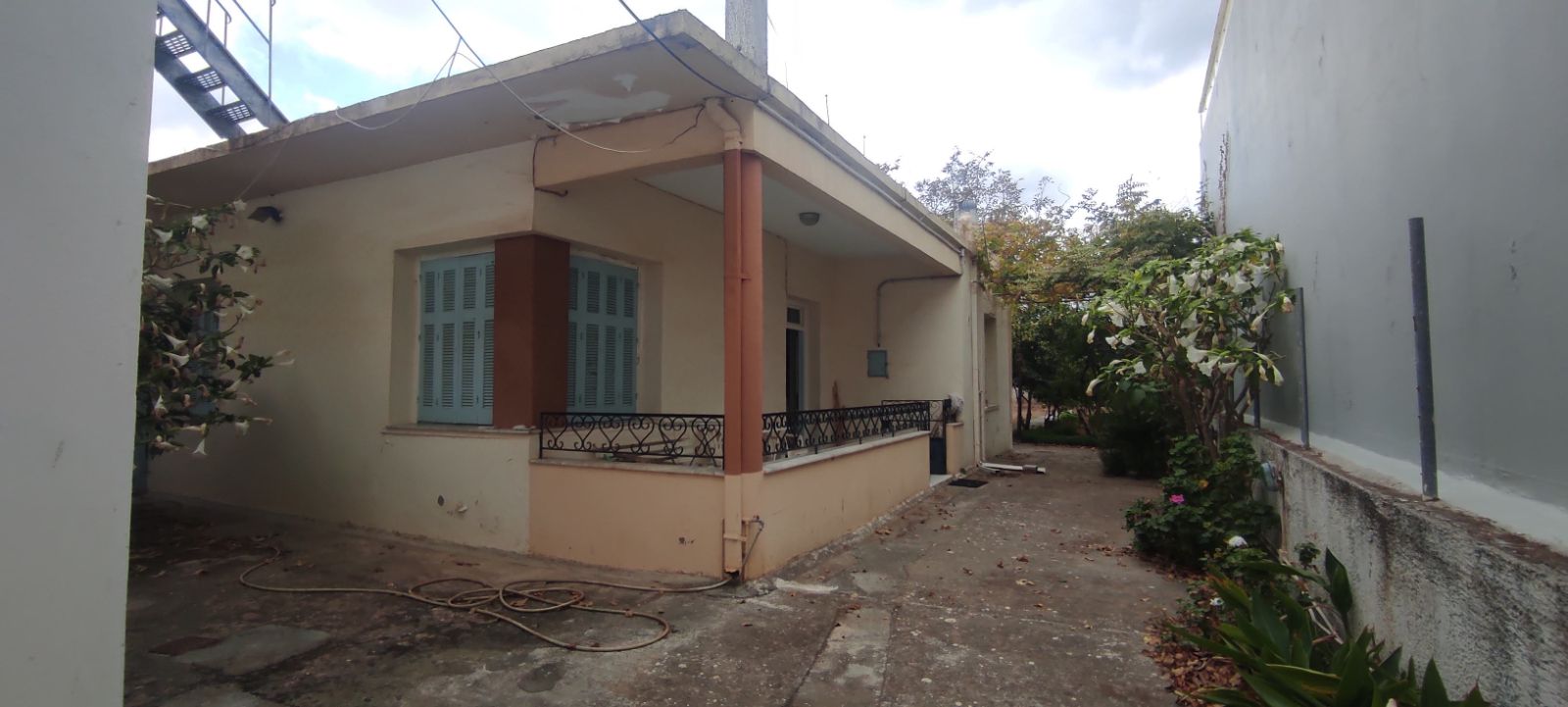 Κτίριο επαγγελματικών χώρων 120τ.μ.