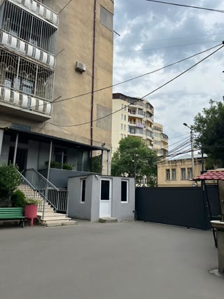 ქირავდება 110 კვ.მ. კეთილმოწყობილი ფართი / საწყობი წერეთლის გამზირზე, მეტროსთან ახლოს, დაცულ კერძო ეზოში.