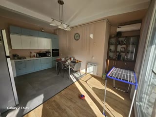 იყიდება სამ ოთახიანი ბინა ვაკეში