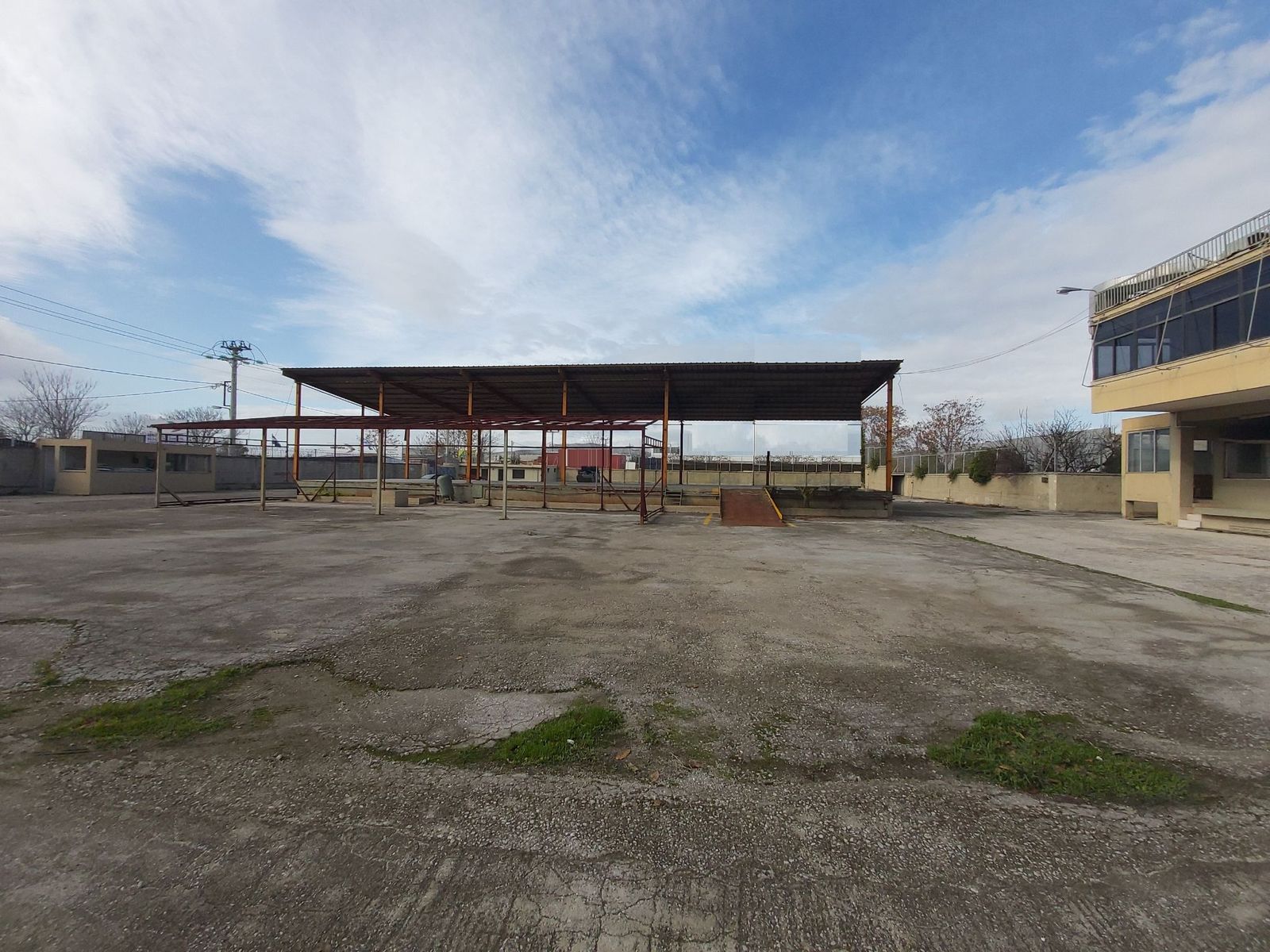 Κτίριο επαγγελματικών χώρων 2800 τ.μ.