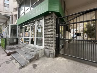 ქირავდება უნივერსალური კომერციული ფართი ვაკეში