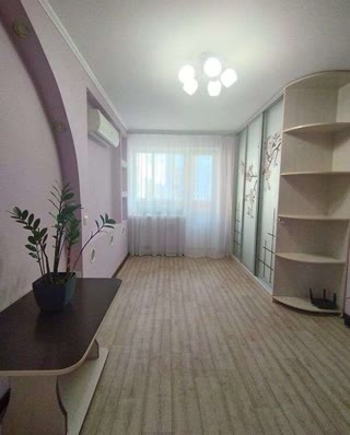 Продам 3-х кімнатну квартиру метро Лівобережна