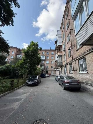 Продажа 2-комнатной квартиры в центре Киева рядом с метро — удобное расположение и парк Котляревского