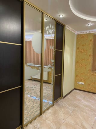 Продаж 4-кімнатної квартири біля метро Позняки та ТЦ Піраміда та Аладдін