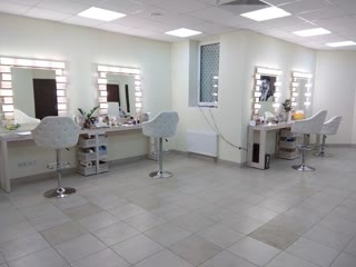 Помещения 77м, фасад дома, отдельный вход. м.Черниговська.