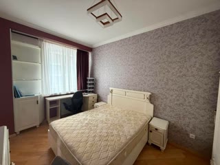 იყიდება 4 ოთახიანი კუთხის ბინა საბურთალოზე