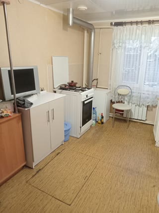 Продам пол дома в Слобідському районі Нові будинки, Комунальний ринок, супермаркет "Клас"