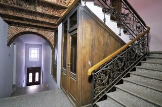 იყიდება სასტუმრო რუსთაველზე