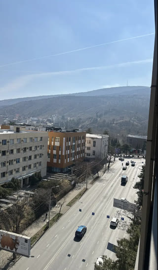 ქირავდება 4 ოთახიანი ბინა ვაკეში