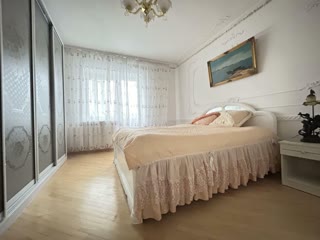 Продаж 3к з меблями і технікою на вул. Котельникова