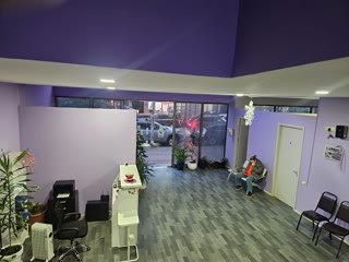 🏢 Two-Story Commercial Space with High Ceilings – Available from December 31st