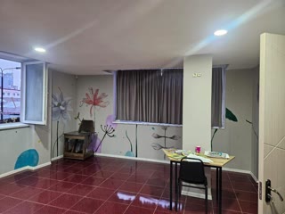 🏢 Two-Story Commercial Space with High Ceilings – Available from December 31st