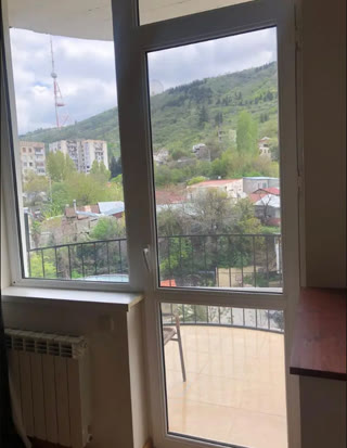 ქირავდება 4 ოთახიანი ბინა ვაკეში
