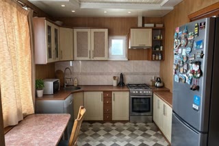Spacious 3-room apartment for sale on Truskavetska Street