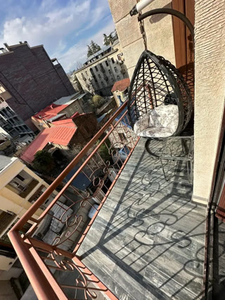 ქირავდება 3 ოთახიანი ბინა ვერაზე