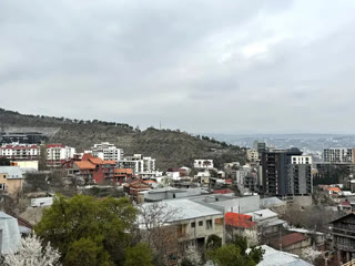 იყიდება 4 ოთახიანი ბინა ვერაზე