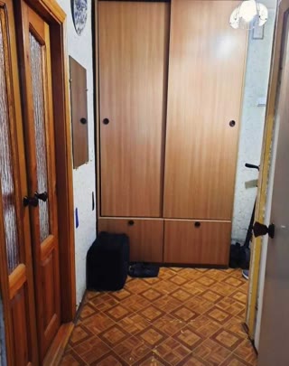 Продам 3-кімнатну квартиру біля м. Армійська