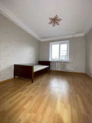 Продаж 2-кімнатної квартири на Лісовому масиві біля метро Чернігівська, Лісова
