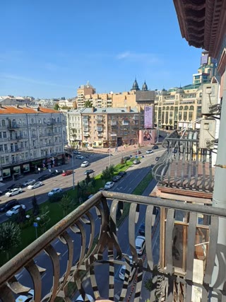 Sale of a 3-room apartment in the Center of Kyiv near Palats Sportu metro and Gulliver shopping mall