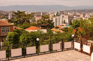 ქირავდება 2 ოთახიანი ბინა ვაკეში