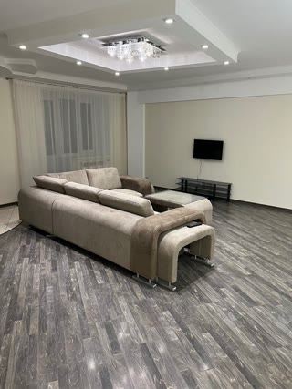 Продаж 3-кімнатна квартира біля метро Позняки